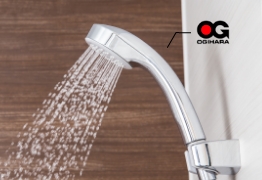 シャワーからお湯が出ている写真