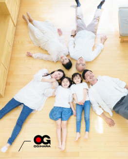 家族が床の上に寝転んでいる写真