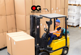 フォークリフトで荷物を運んでいる写真