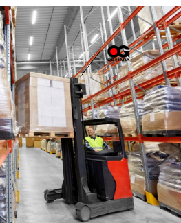 フォークリフトで荷物を持ち上げている写真