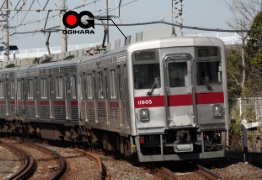 線路の上を走る電車