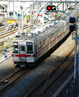 斜め上から見た走行中の電車