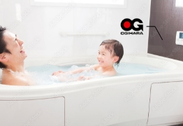 親子が入浴している写真