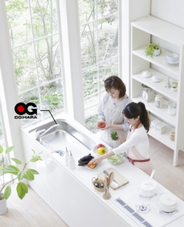 親子がキッチンで料理をしている写真